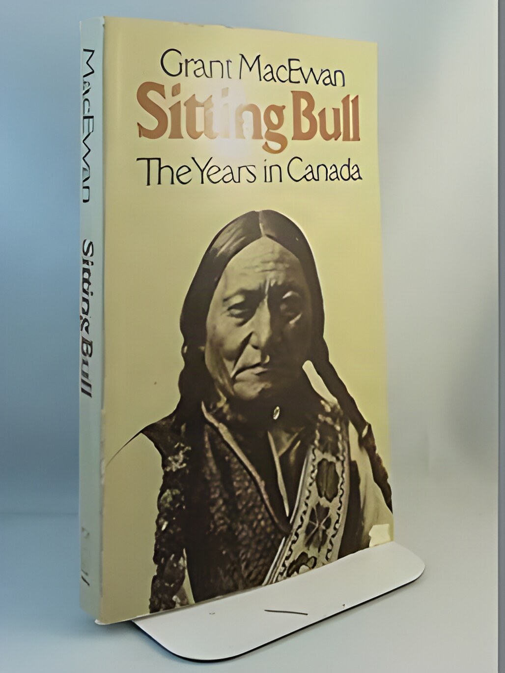 Sitting Bull: The Years in Canadaby: MacEwan, Grant
