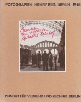 Menschen am Zerstorten Anhalter Bahnhof: Fotografien Henry Ries Berlin 1948by: Ries, Henry